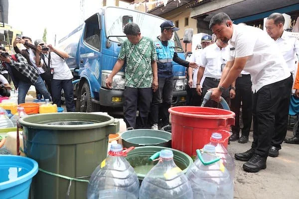 Pjs Wali Kota Makassar, Andi Arwin saat meninjau meninjau kondisi daerah terdampak krisis air bersih (dok ist)