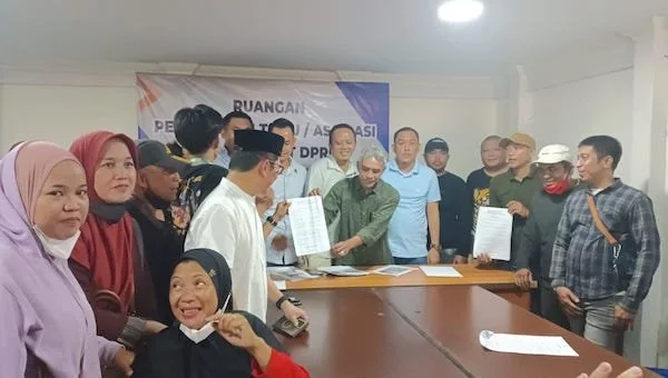 Suasana Aliansi Asosiasi PKL Datu Museng saat Menyampaikan Aspirasi di ruang Aspirasi gedung sementara DPRD kota Makassar, (Dok: Sinta KabarMakassar).