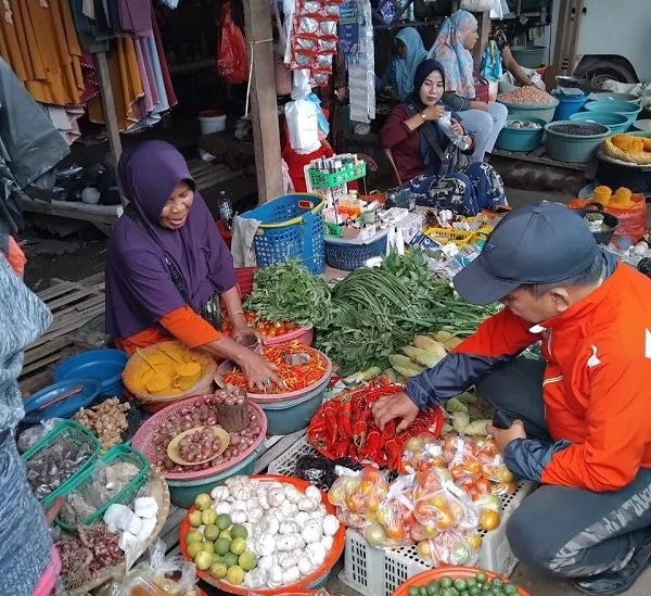 Pj Bupati Jeneponto, Junaedi Bakri saat melakukan peninjauan harga di Pasar Tradisional Tamanroya, jeneponto.