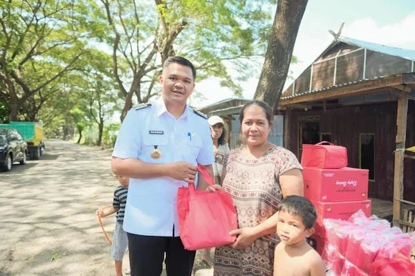 Bupati Bantaeng, Saat menyerahkan bantuan kepada warga terdampak banjir (ist).