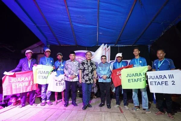 Gubernur Sulbar Suhardi Duka saat menyerahkan hadiah kepada pemenang etafe 2 Sandeq Silumba di Pantai Banua Sendana(dok:ist)