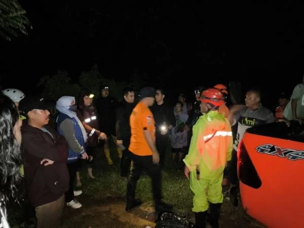 Tim Sar saat menyelamatkan korban yang terjebak banjir di Malino Kabupaten Gowa (Dok : Ist).