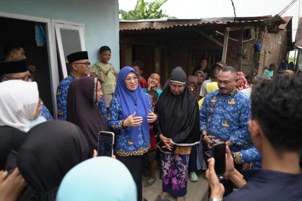 Bupati Gowa, Sitti Husniah Talenrang memastikan bahwa berbagai bantuan yang disalurkan kepada masyarakat miskin ekstrem (Dok : Ist).