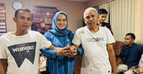 Supardi (Korban/ kiri) bersama Sudarmin Daeng Rangka (Terlapor/kanan) saat dimediasi  oleh Wakil Ketua DPRD Jeneponto, Irmawati Zainuddin di Ruang Kasat Reskrim Polres Jeneponto. (Ist).