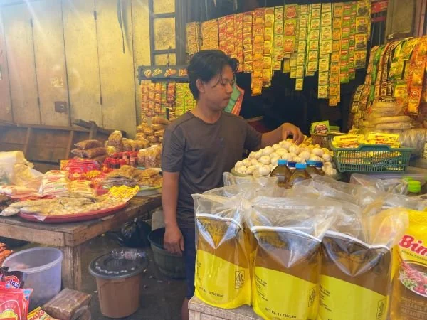 Penjual Minyakita di Pasar Terong Kota Makassar (Dok: Nofi KabarMakassar).