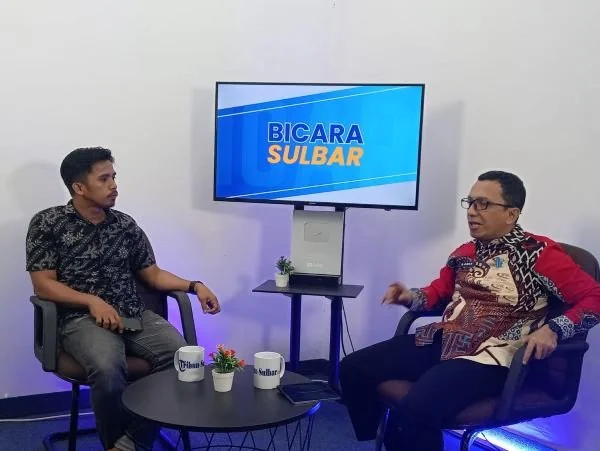 Kepala Dinas Kominfopers Sulbar, Ridwan, saat menjadi narasumber dalam program Podcast Tribun Sulbar. (Dok: Ist)