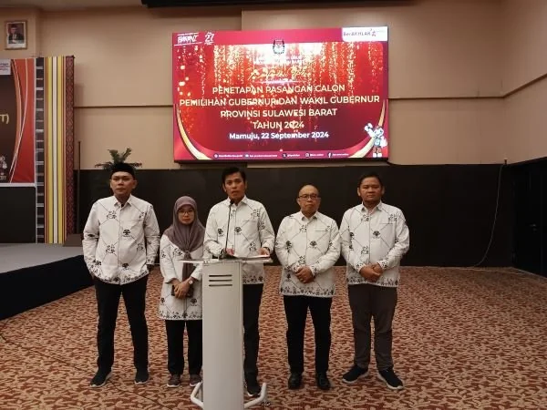 Ketua dan anggota KPU Sulbar saat memberikan keterangan (Dok: Aldy KabarMakassar).