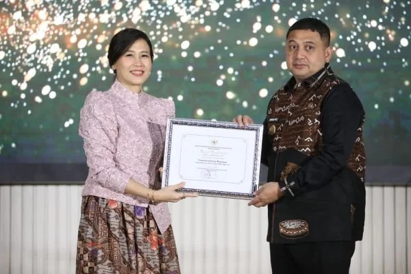 Wali Kota Makassar Munafri Arifuddin, saat Menerima Predikat Kota Layak Anak (KLA) Kategori Nindya, (Dok: Ist).