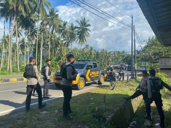 Personel Polresta Mamuju saat berjaga di Desa Topore.