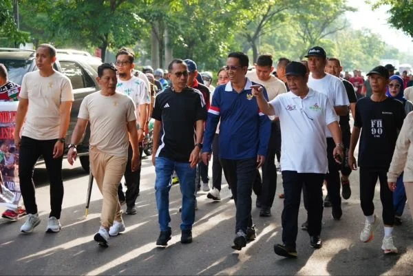 Menkum RI saat jalan santai dalam rangka Peringatan Milad Fakultas Hukum Universitas Muslim Indonesia (Dok : Ist).