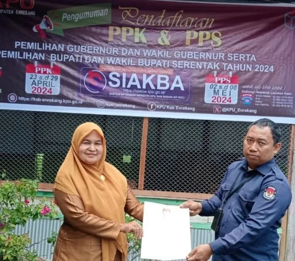 Komisi Pemilihan Umum (KPU) Enrekang memasang pengumuman pendaftaran Panitia Pemilihan Kecamatan (PPK) di 12 Kantor Kecamatan di Enrekang, Selasa (23/4).