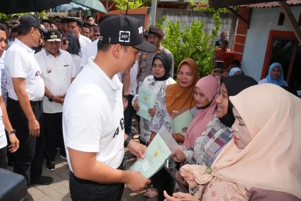 Menteri AHY, menyerahkan 50 sertipikat hasil dari program Pendaftaran Tanah Sistematis Lengkap (PTSL).