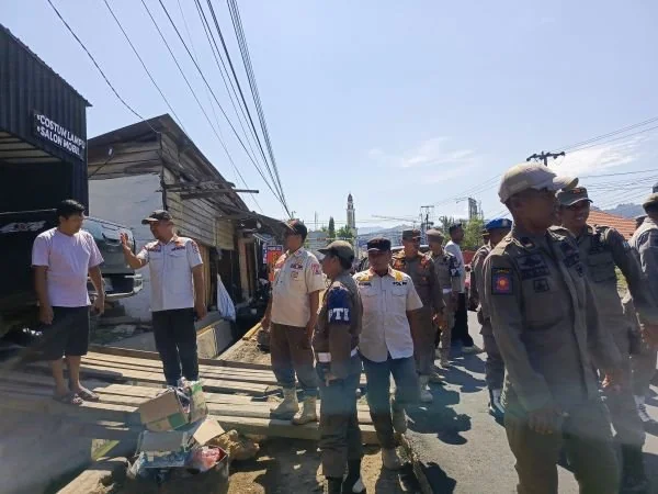 Personel Satpol-PP Sulbar saat melakukan penertiban dan imbauan kepada warga (Dok : Ist).