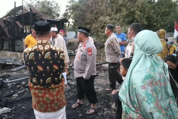 Kapolres Jeneponto, AKBP Haryo Basuki saat meninjau lokasi kebakaran di Binamu (Dok: Ist)