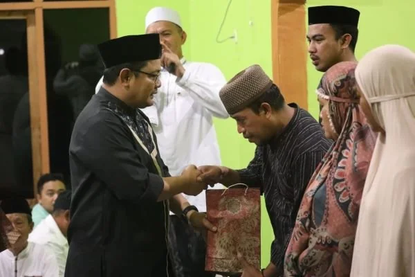 Pj Bupati Bantaeng, Andi Abubakar, kembali memimpin tim safari Ramadan 1445 H/2024 berakhir di Kecamatan Eremerasa tepatnya di Masjid Nurul Jamah Cambaya, Desa Lonrong Kabupaten Bantaeng,