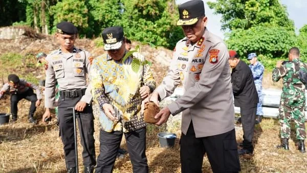 Kapolda Sulbar bersama PJ Gubernur Sulbar saat melakukan penanaman pohon di Kelurahan Bebanga, kecamatan Kalukku, Mamuju (Dok : ist).