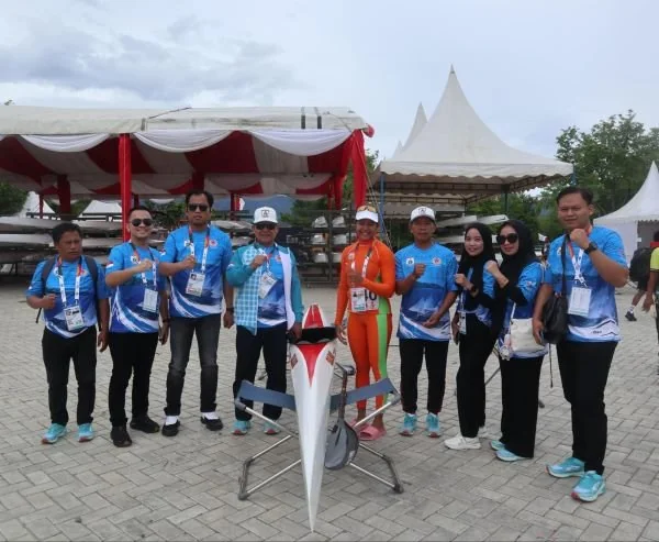 Atlet dayung Sulbar Ramla Baharuddin bersama rombongan (Dok : Ist).