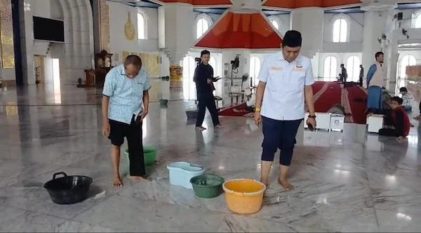 Penampakan Baskom Bertabur di Mesjid 99 Kubah saat Komisi D DPRD Provinsi Sulsel Melakukan Peninjauan (Dok: KabarMakassar).