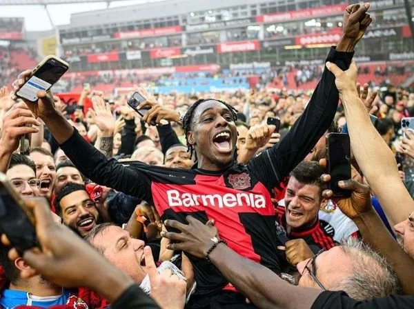 Perayaan para pemain dan pendukung Bayer Leverkusen di Stadion BayArena, Minggu (14/4).