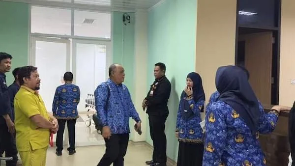 Direktur RSUD H Andi Sultan Dg Radja Bulukumba dr H Rizal Ridwan Dappi melakukan pengecekan langsung proses pelayanan kepada masyarakat.