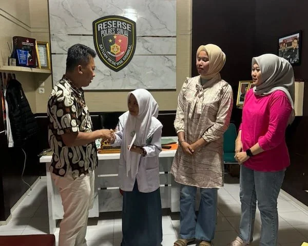 Kapolres Sinjai Bersama Suyani Siswa Man 1 sinjai Yang berhasil Lolos Ke Indonesian Idol