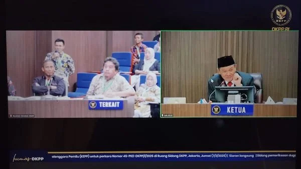 Kordinator divisi Penanganan Pelanggaran Bawaslu Jeneponto, Bustanil Nassa (belakang/berdiri) saat dicecar Ketua Majelis sidang DKPP RI, Heddy Lugito. (Foto/ist).