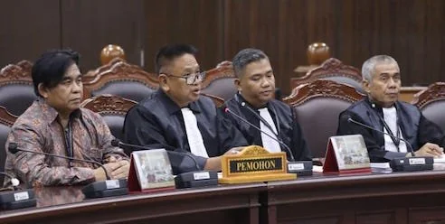 Pemohon didampingi kuasa hukumnya menyampaikan perbaikan permohonan pada sidang pengujian Undang-Undang Pengembangan dan PEnguatan Sektro Keuangan (Dok: Ist).