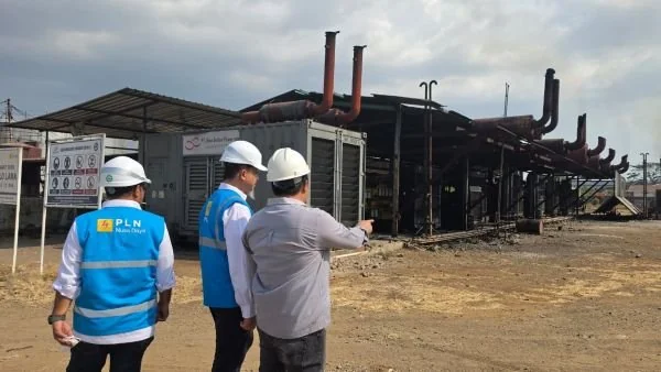 General Manager PLN UID Sulselrabar, Bapak Edyansyah, turun langsung meninjau kondisi unit pembangkit di lokasi. Dalam kunjungan ini, Beliau memantau secara langsung kondisi eksisting mesin pembangkit dan instalasi pendukungnya (Dok: Ist)