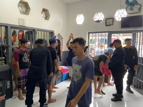 Petugas Lapas dan TNI saat mengeledah Kamar Tahanan. (Dok: Fitriani Lestari)