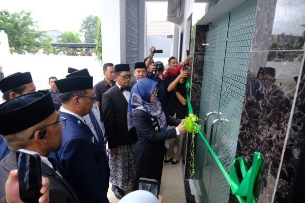 Bupati Gowa Sitti Husniah Talenrang saat Meresmikan Pembangunan Kantor Pusat Layanan Haji dan umrah (Dok: Ist).