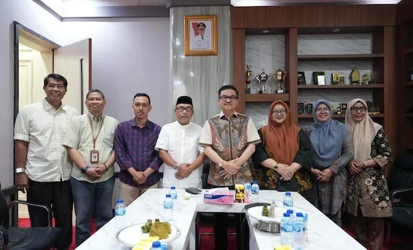 Sekprov Sulsel, Jufri Rahman dan KI Sulsel (Dok: Ist)