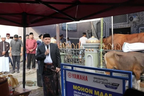 Wali Kota Makassar, Munafri Arifuddin saat Menyaksikan pemotongan Sapi Kurban Bantuan Presiden Prabowo Subianto (Dok: Ist).