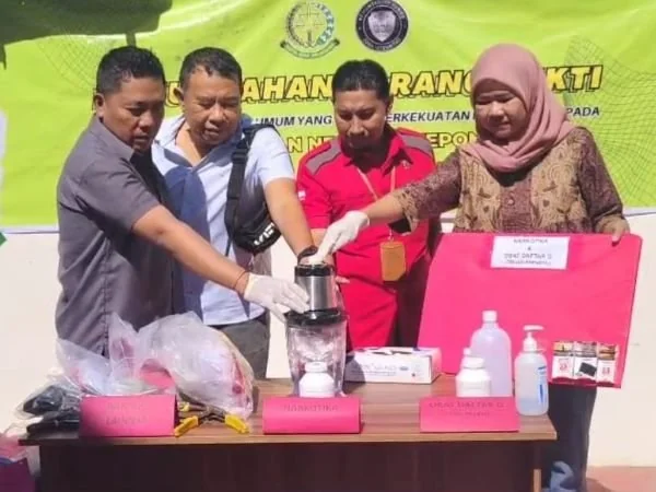epala Seksi Pengelolaan Barang Bukti dan Rampasan Kejari, Tri Utami Putri bersama   Kasat Narkoba Polres Jeneponto, Iptu Ronald Thomas, bersama Kasat Reskrim, AKP Supriadi Anwar dan Pengadilan Negeri Jeneponto saat melakukan pemusnahan BB (Dok : Ist).