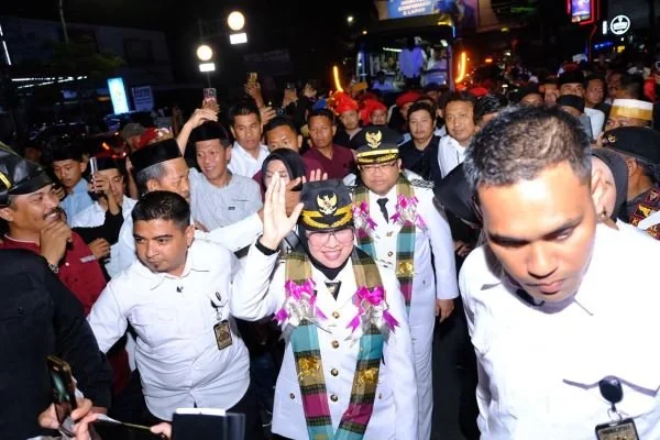 Usai Retreat, Bupati Husniah dan Wabup Darmawangsyah disambut antusias warga Gowa (Dok : Ist).
