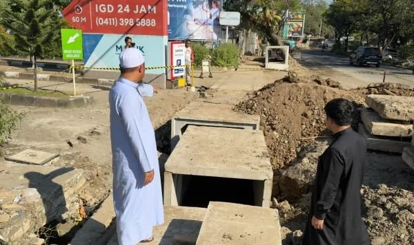 Gubernur Sulsel Andi Sudirman Sulaiman saat meninjau progres Program Multi Years Project (MYP) Infrastruktur Jalan Paket 1 di ruas Jalan Aroepala. (Dok: Ist)