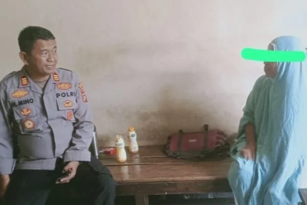 Kapolsek Tapalang saat melakukan interogasi pelaku (Dok : Ist).