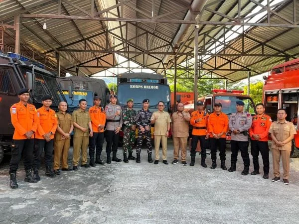 Sekprov Sulbar Junda Maulana bersama Personel yang terlibat dalam Posko Komando di kantor BPBD Sulbar. (dok:ist)