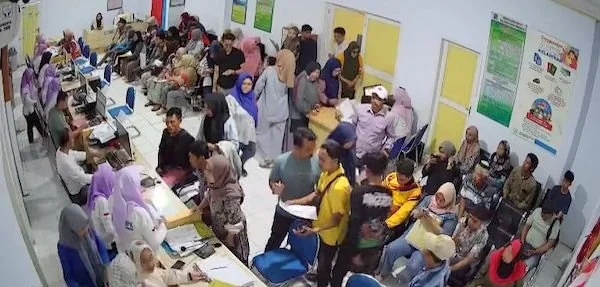 Ratusan Pegawai PPPK saat mengantri di Kantor Dinas Dukcapil Jeneponto. (Ullah).