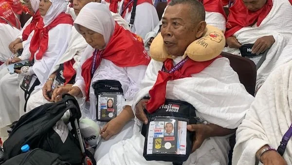 Dok. Ist. Jemaah calon haji Kloter 23 kenakan kain ihram saat berangkat ke tanah suci