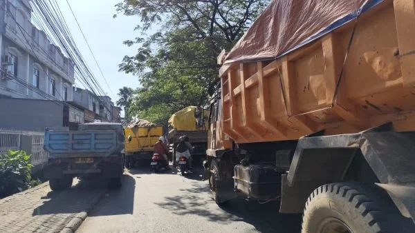 Kondisi jalan di BTP saat sore hari dipadati truk yang menyebabkan kemacetan (Dok : Hanifah KabarMakassar).
