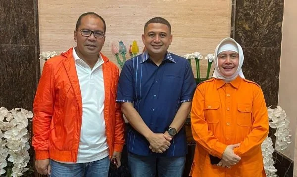 Foto Ketua DPD Golkar Makassar, Munafri Arifuddin (Appi), bersama Indira Yusuf Ismail, istri Walikota Makassar, Moh. Ramdhan Pomanto.