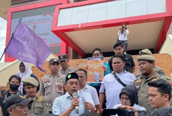 Wakil Ketua Dewan Perwakilan Rakyat Daerah Sulawesi Selatan, Syaharuddin Alrif saat menemui masa aksi penolakan RUU Penyiaran.