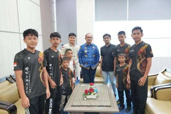 Gubernur Sulbar Suhardi Duka saat bertemu dengan atlet Taekwondo yang akan berlaga di piala Koni Pusat. (Dok: Ist)