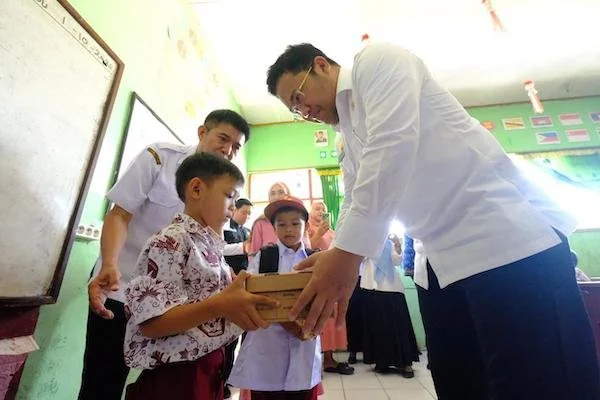 Wakil Bupati Gowa, Darmawansyah Muin, saat Membagikan Seragam Gratis, (Dok: Ist).