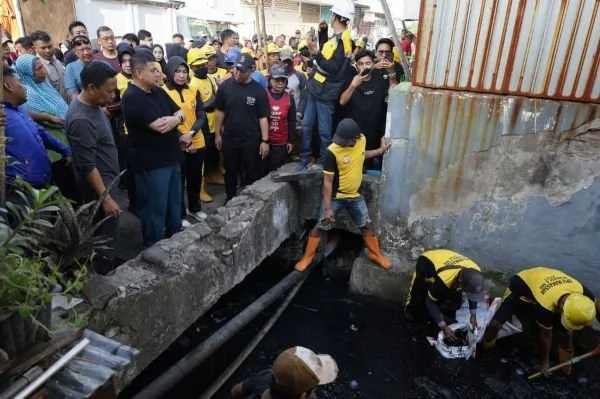 Wali Kota Makassar Munafri Arifuddin saat Meninjau Pembersihan Saluran Sekunder di Perbatasan Kecamatan Wajo dan Bontoala, (Dok: Ist).