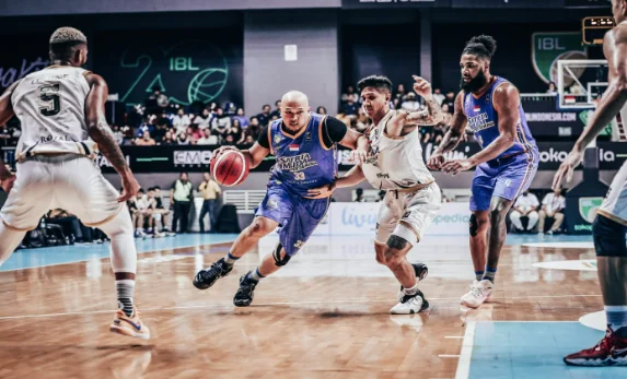 Pemain Satria Muda Pertamina, Arki Dikania Wisnu saat berlaga pada IBL 2023 seri Jakarta di Britama Arena, Jakarta, Selasa (20/6/2023). Foto: IBL Indonesia