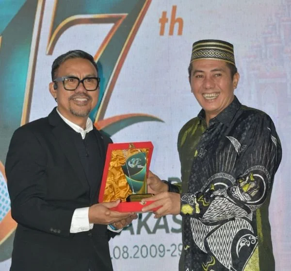Anggota Komisi I DPR RI Syamsu Rizal MI menerima penghargaan sebagai Tokoh Politik Sulsel yang diserahkan langsung oleh CEO KGI Upi Asmaradhana (Dok: KabarMakassar)