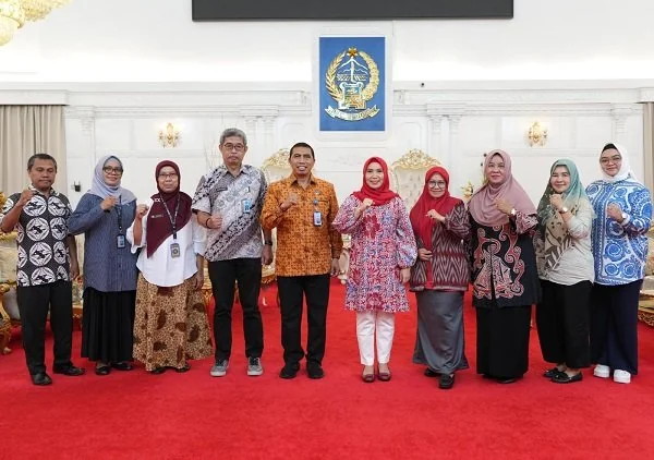 Pj Ketua TP PKK Sulsel, Sofha Marwah Bahtiar (celana putih) dan Kepala BNN Provinsi Sulsel, Brigjen Pol Guruh Ahmad Fadiyanto (batik coklat) di Rumah Jabatan Gubernur Sulsel, Jumat, (15/3).