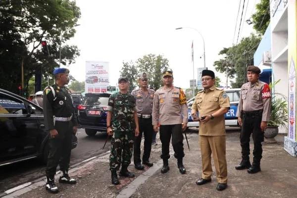 Pj Bupati Bantaeng didampingi Kapolres Bantaeng, Dandim 1410, Dansubdenpom serta kepala OPD terkait memantau langsung Pos Pengamanan dan Pelayanan Terpadu Operasi Ketupat 2024, Senin (8/4).
