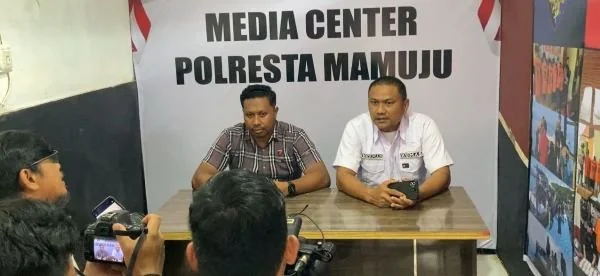 Kasatreskrim AKP Agustinus Pigay didampingi Kasi Humas Polresta Mamuju saat menggelar press release (dok:ist)